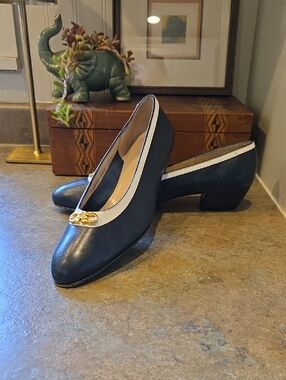 Vintage Ferragamo Navy/White Leather Pumps Size 7.5 2A